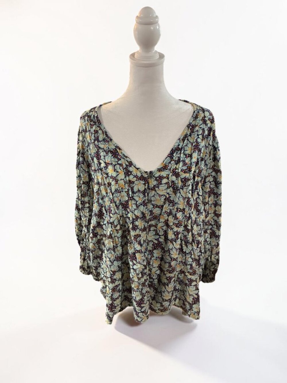 Style & Co Blue and Yellow Floral, with Gold Thread Top, Size 1X, V Neck